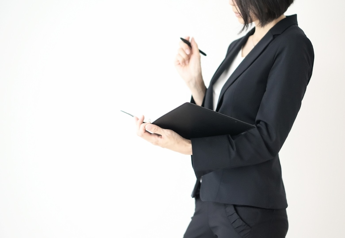 手帳に記入する女性