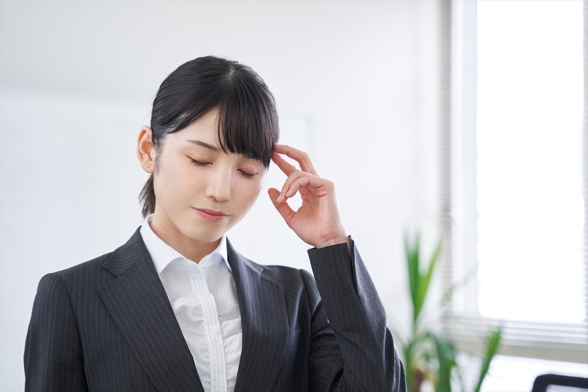 頭を抱える女性