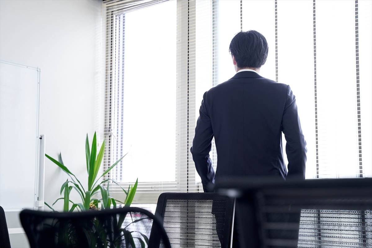 後ろ姿のスーツの男性