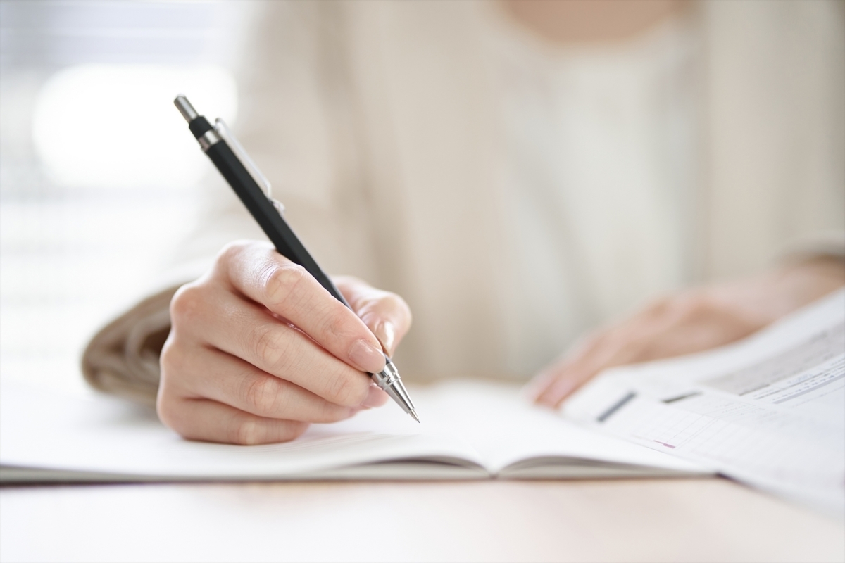 勉強をする女性