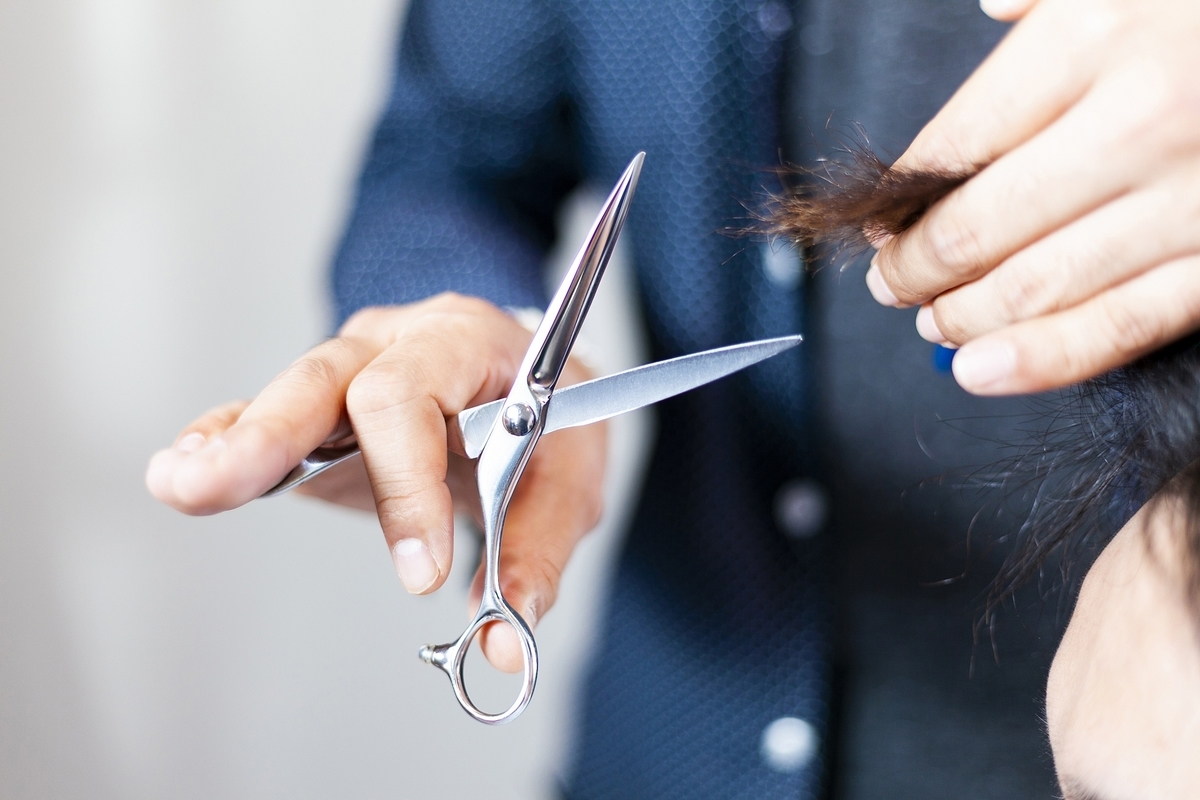 髪を切る