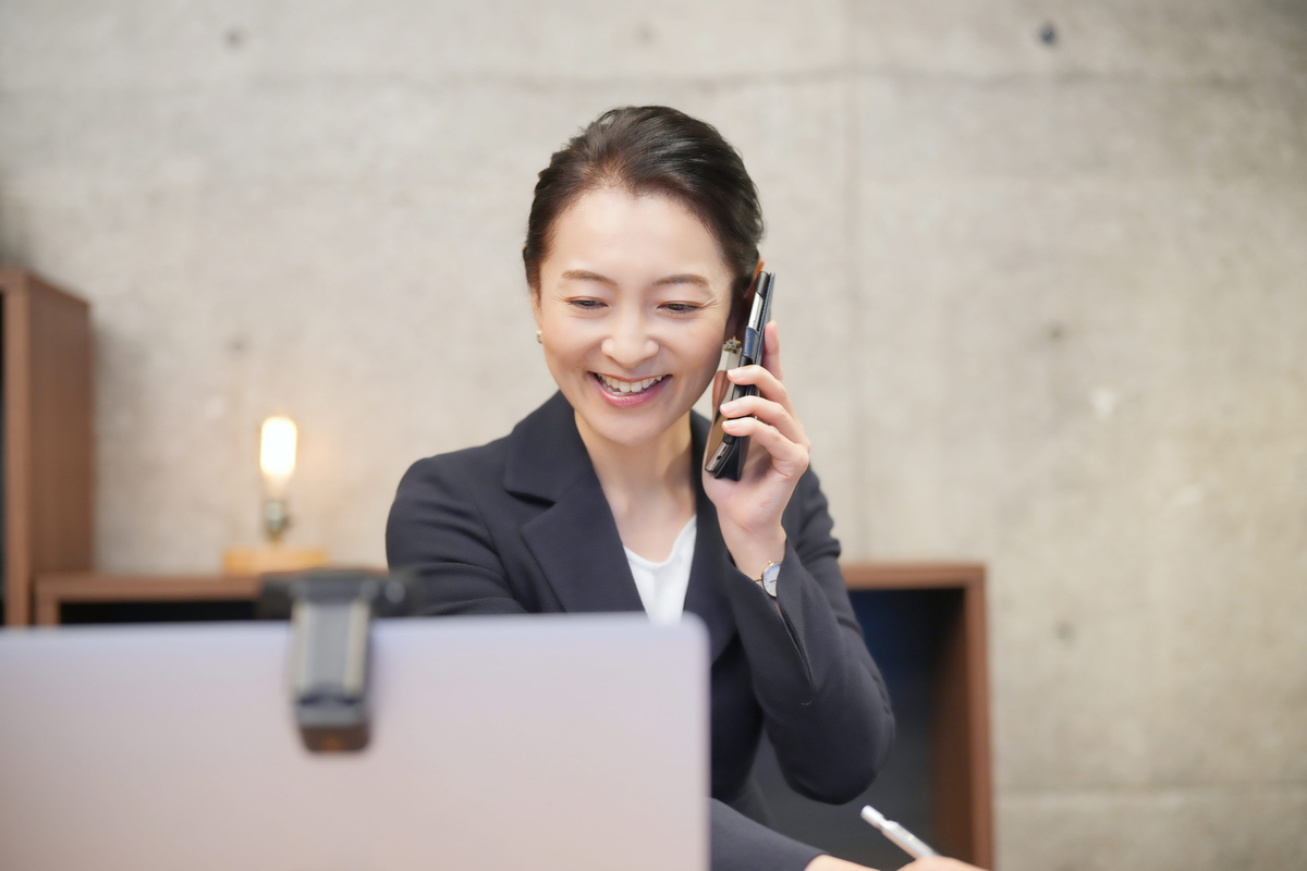 笑顔で仕事をする女性