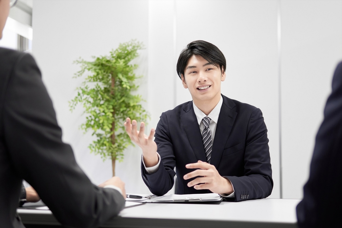 笑顔で仕事をする男性