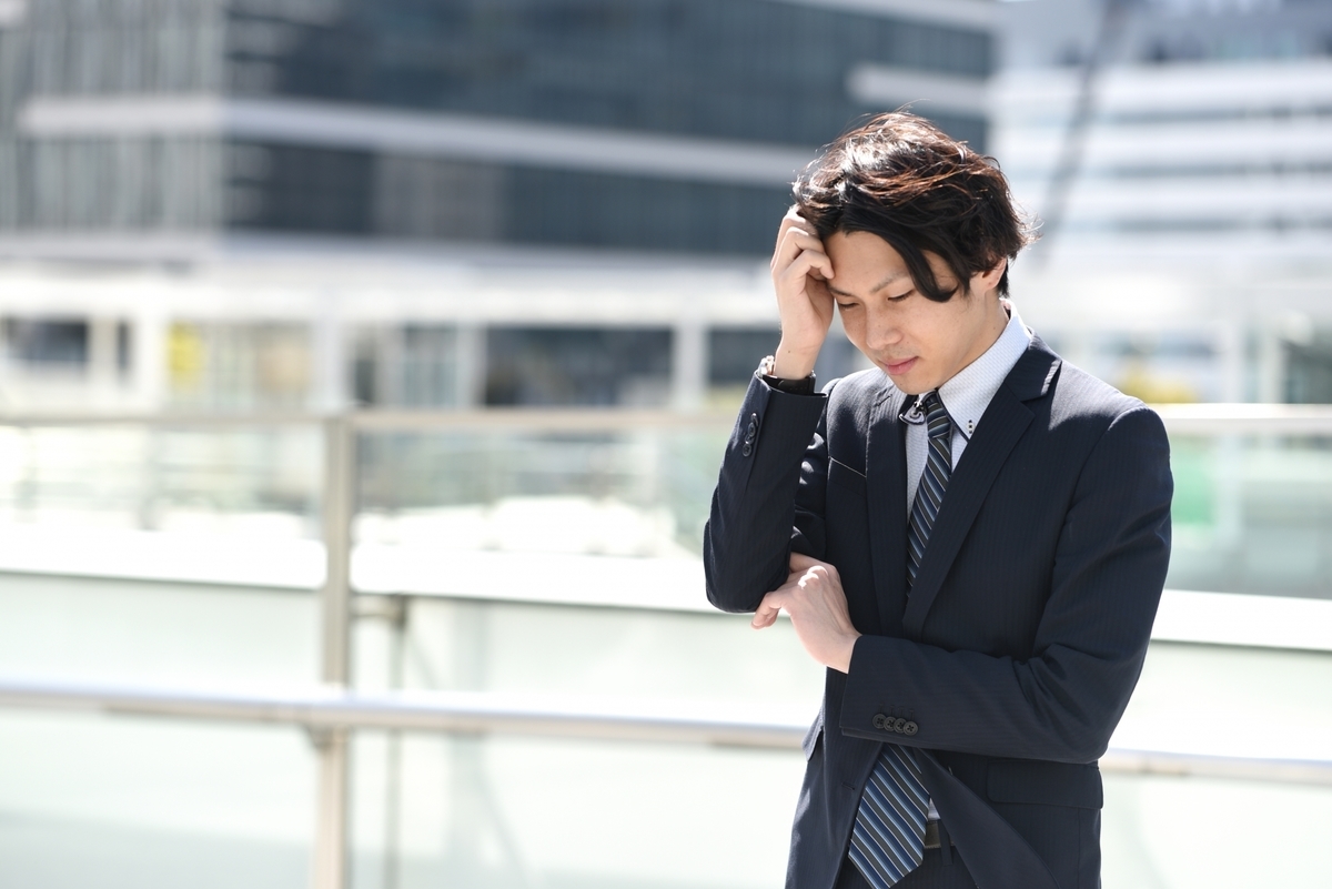 考え事をする男性