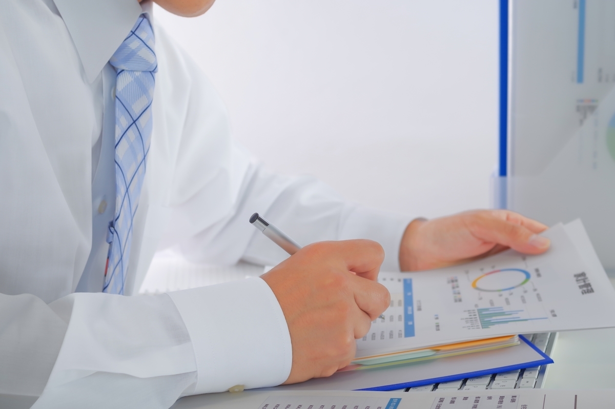 仕事をしている男性