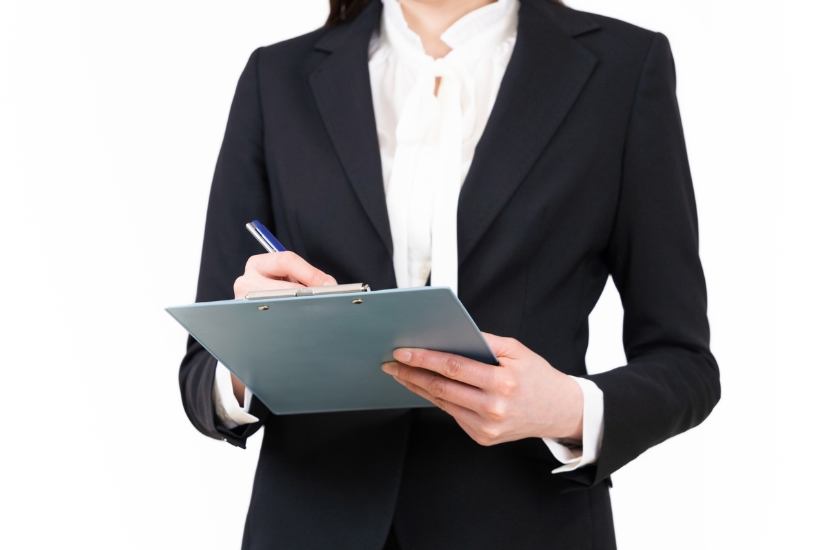 バインダーを手に記入する