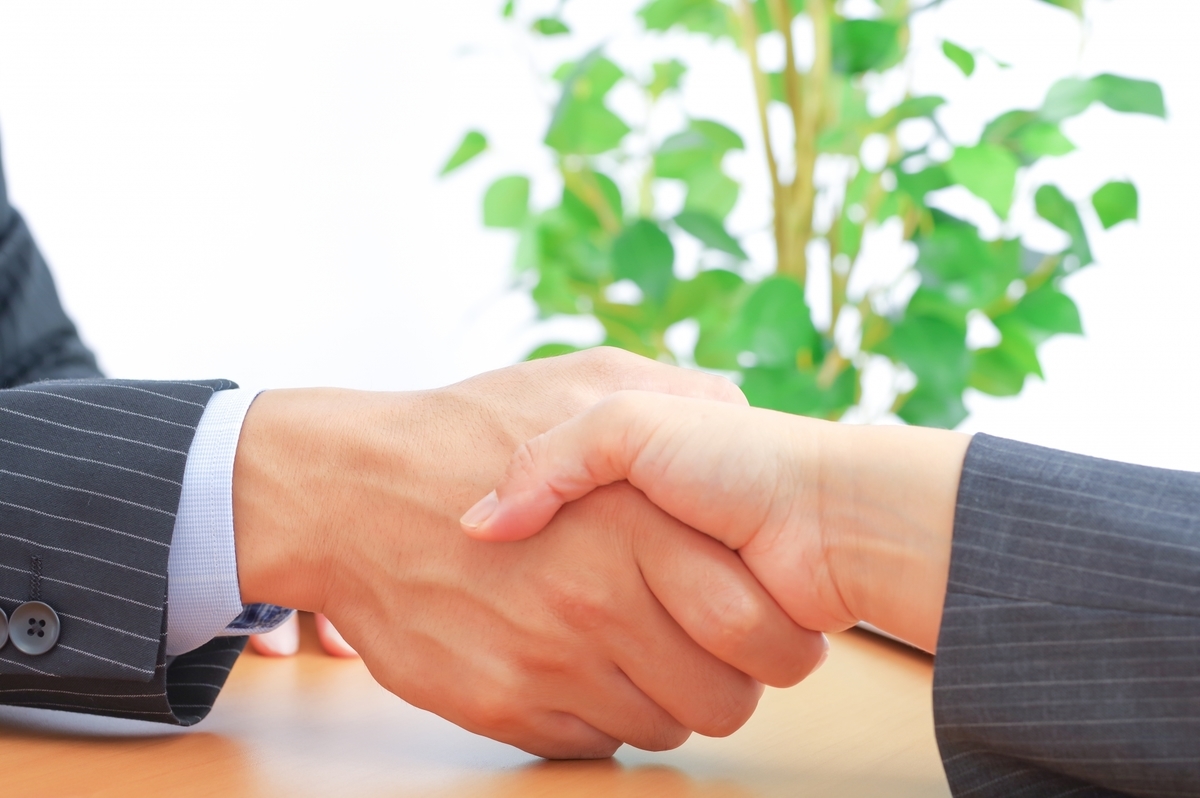 握手をする二人