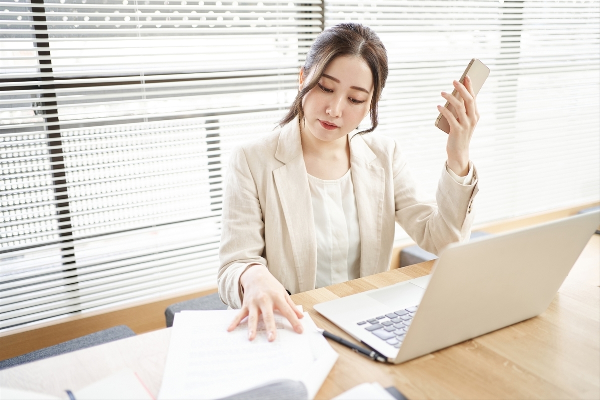 勉強をする女性