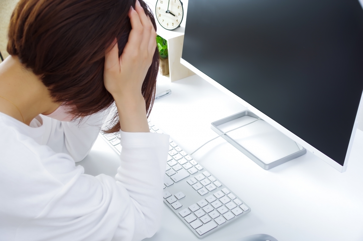 頭を抱える女性