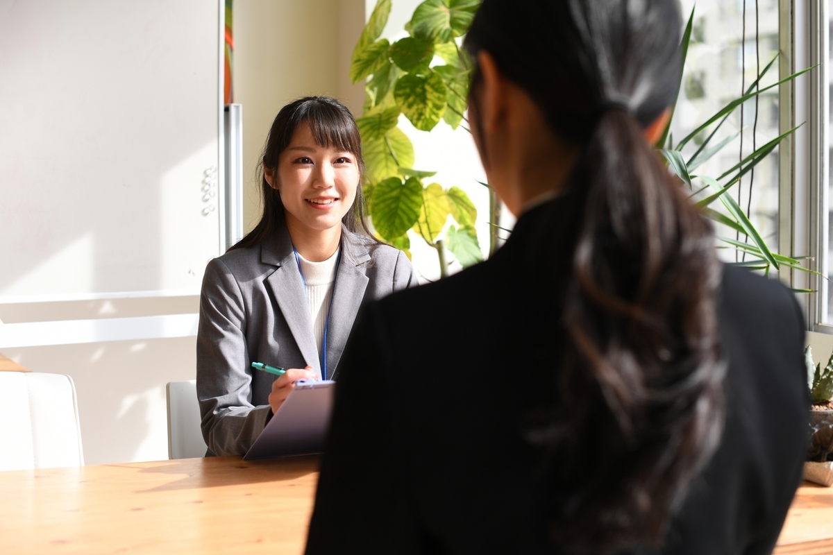 面接を受ける女性