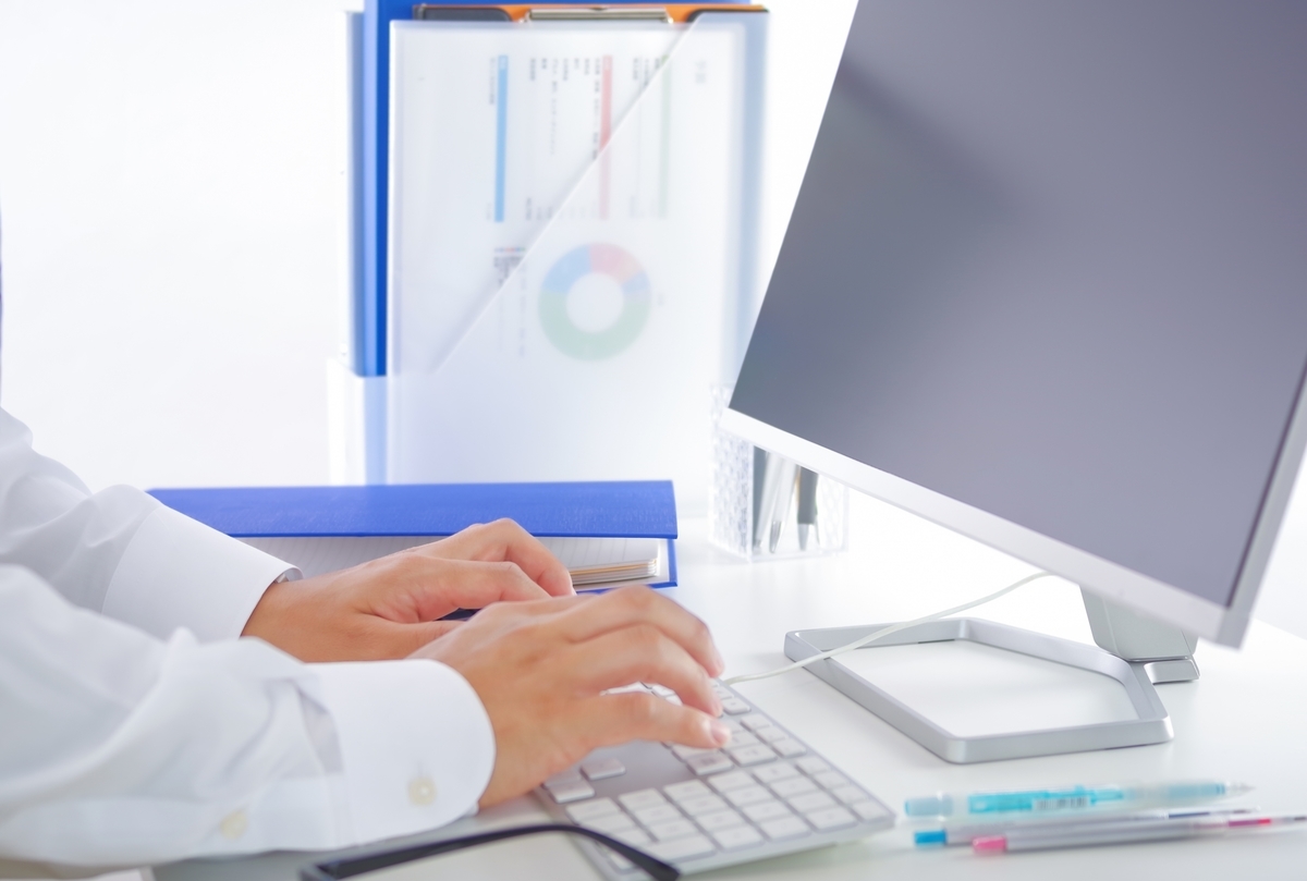 デスクワークをしている男性