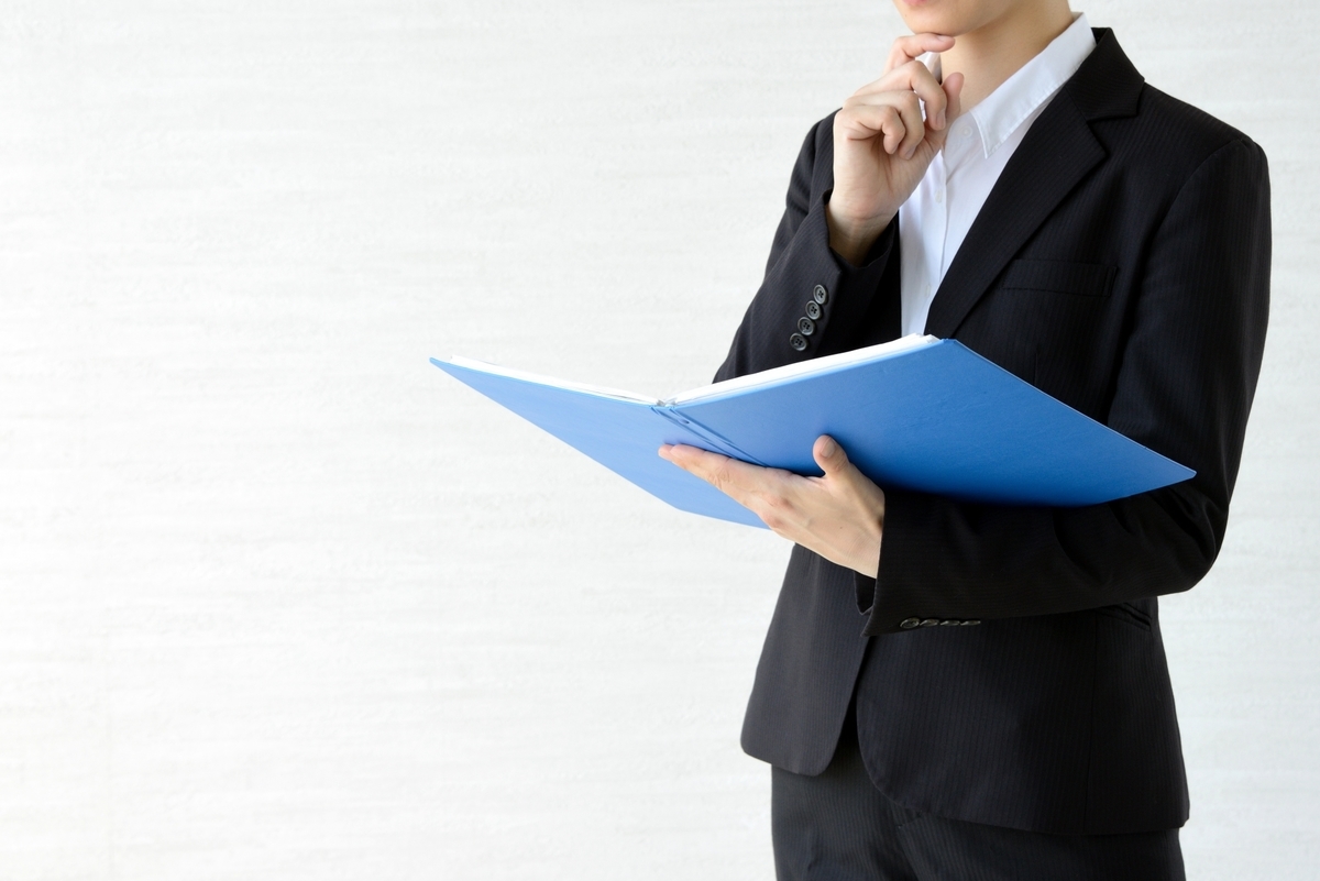 ファイルを開き考える女性