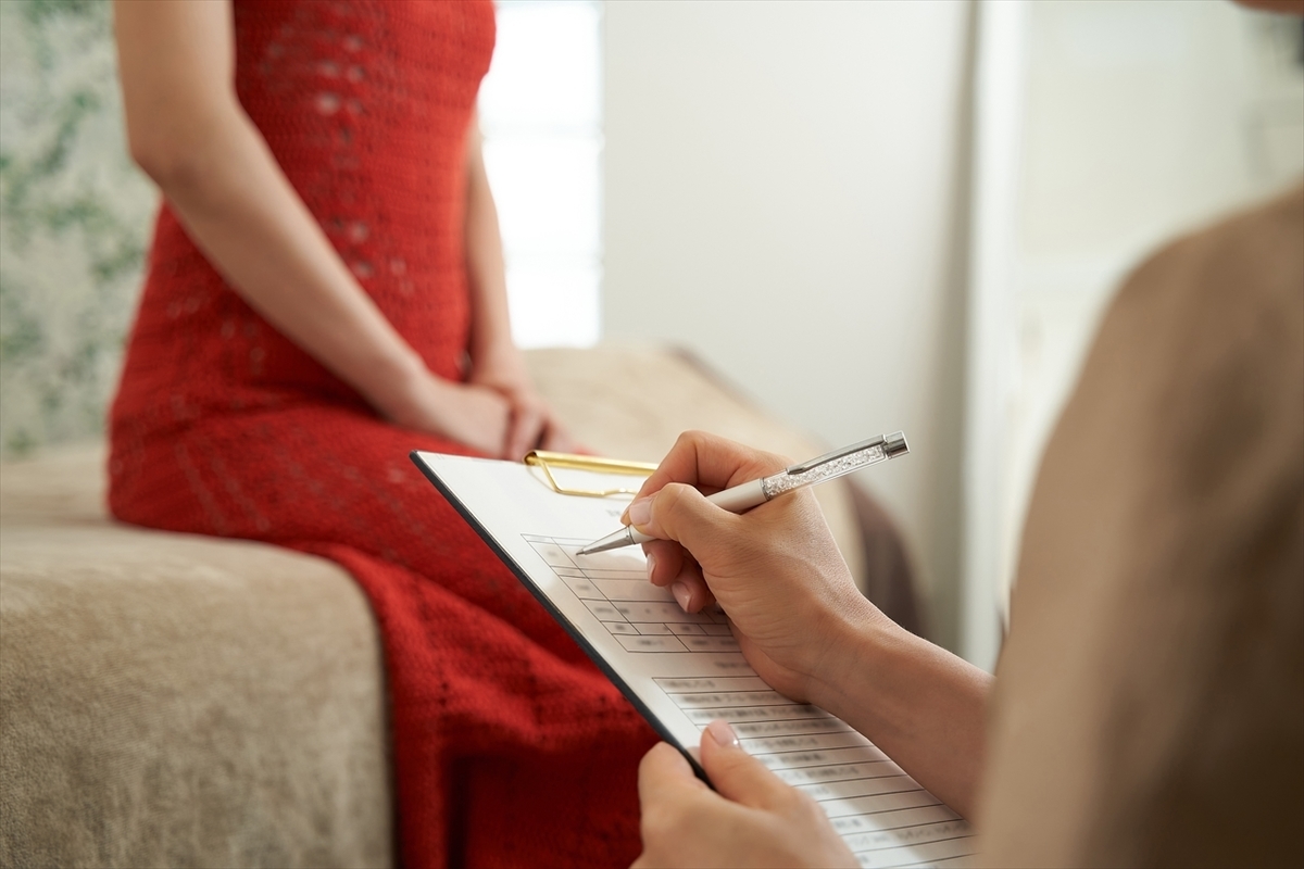 カウンセリングをしているエステティシャン