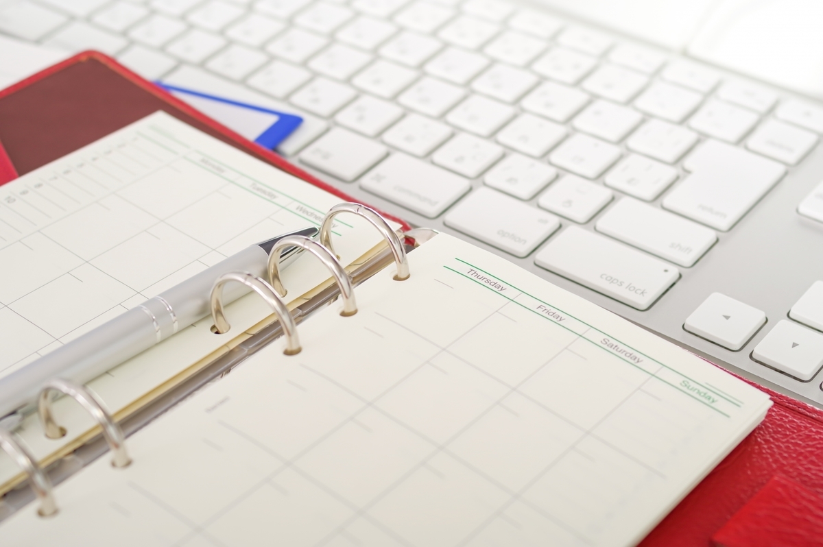 業務デスクと手帳