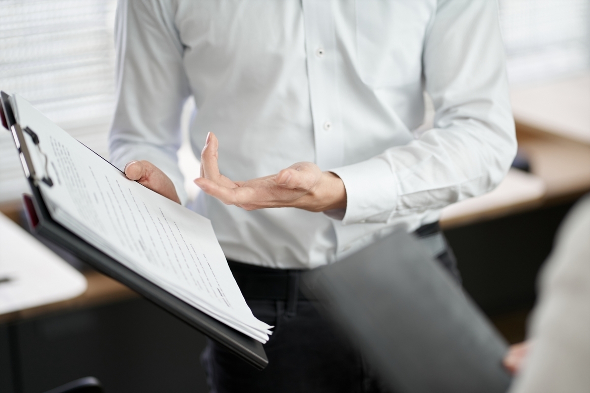 バインダーを見ながら説明する