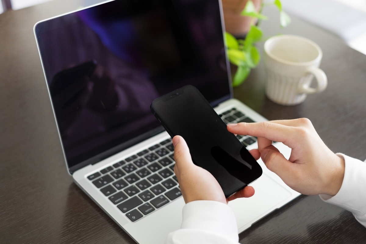 スマホとパソコンを操作する