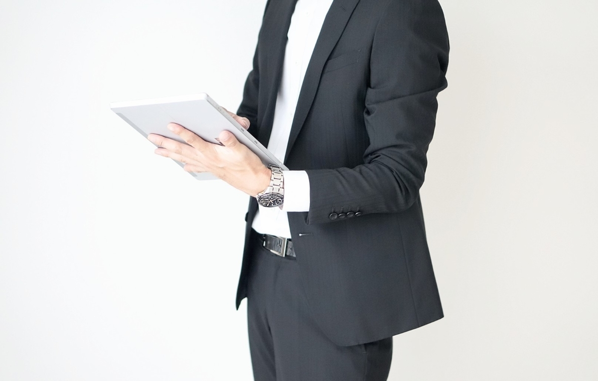 タブレットを操作する男性