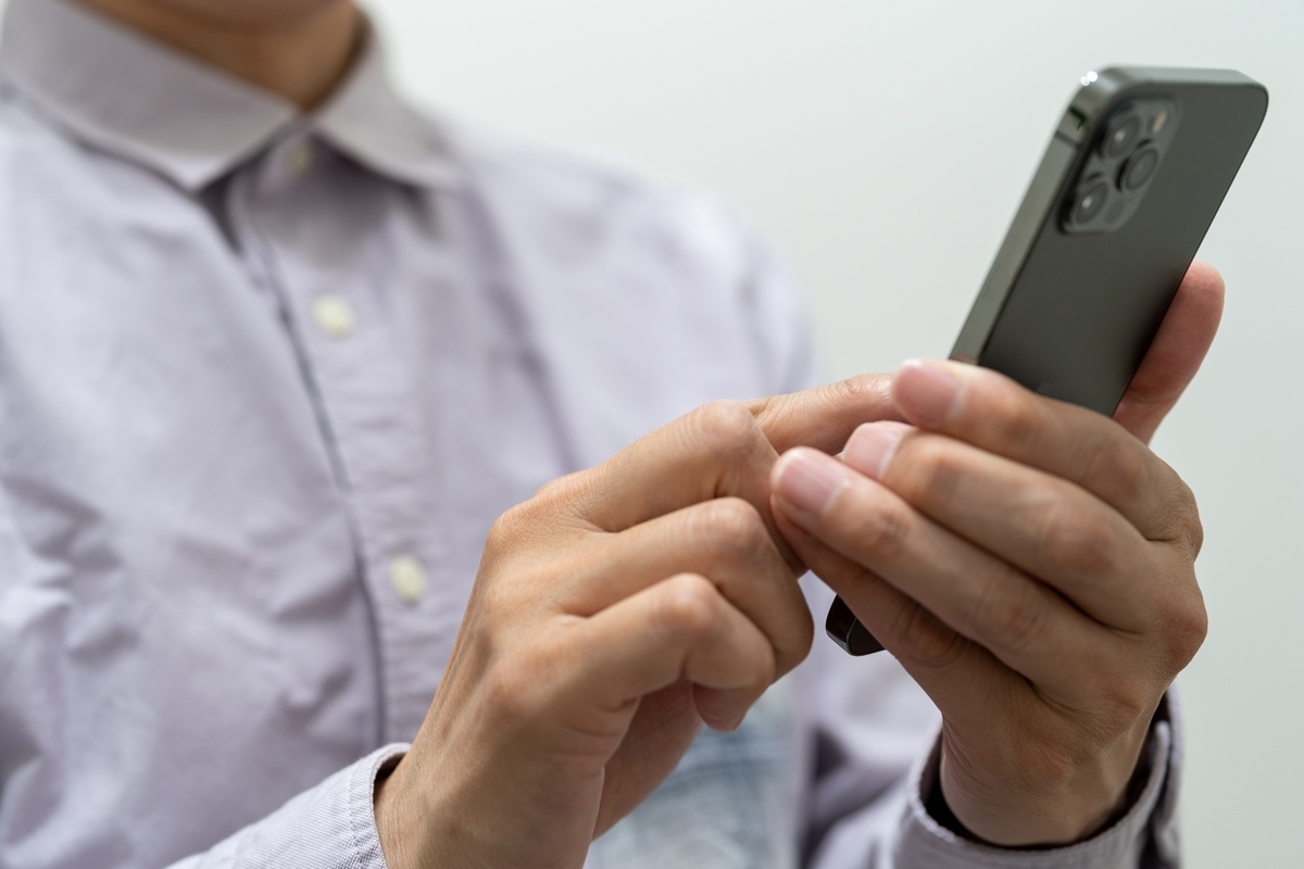 電話をかける男性