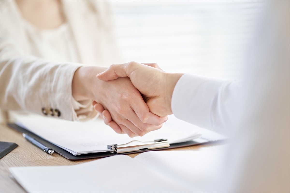 握手をする二人のビジネスパーソン