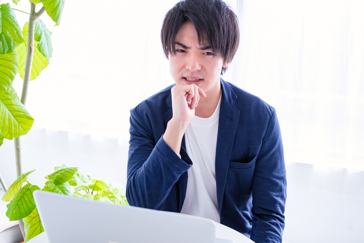 考え事をする男性