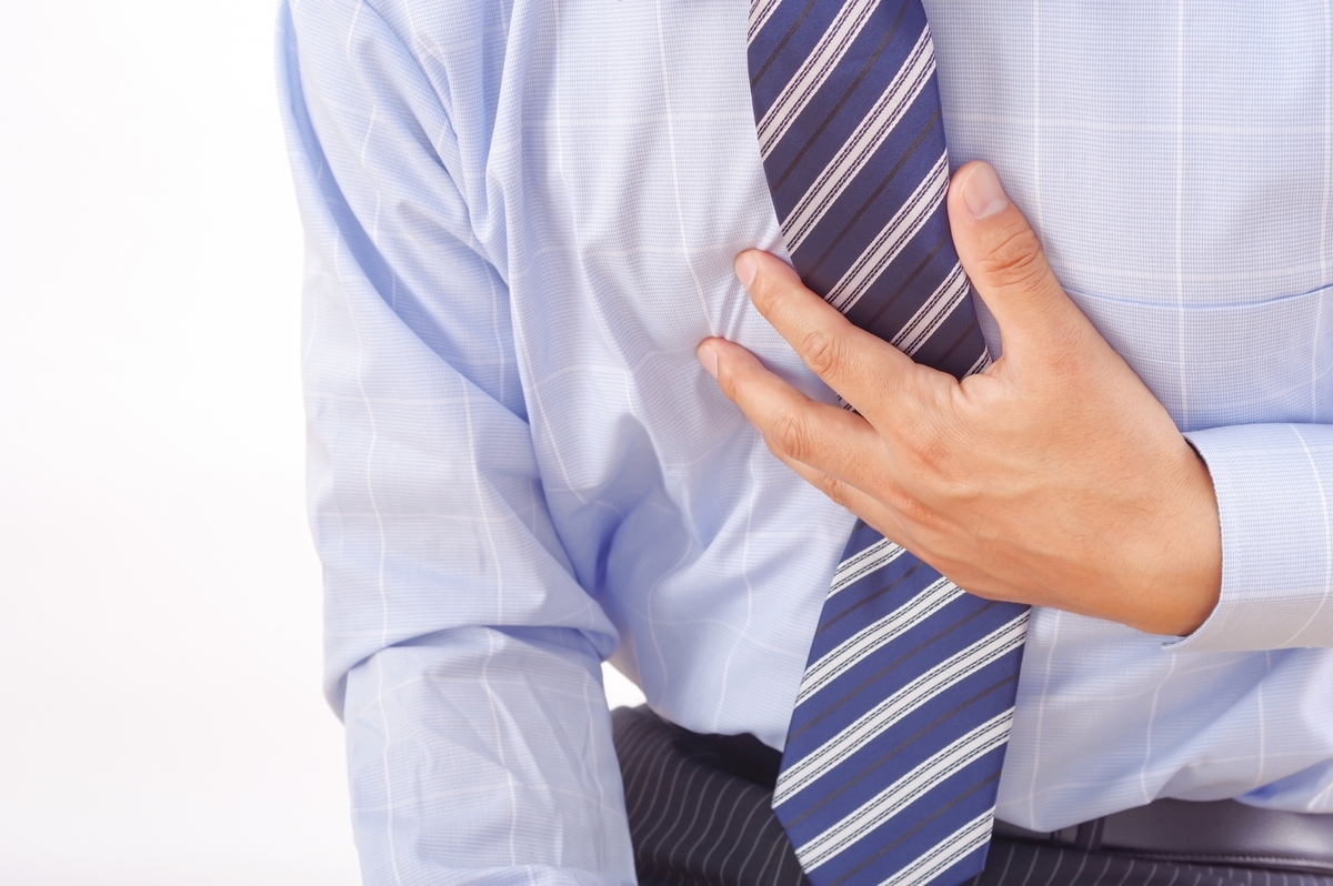 胸に手をあたる男性