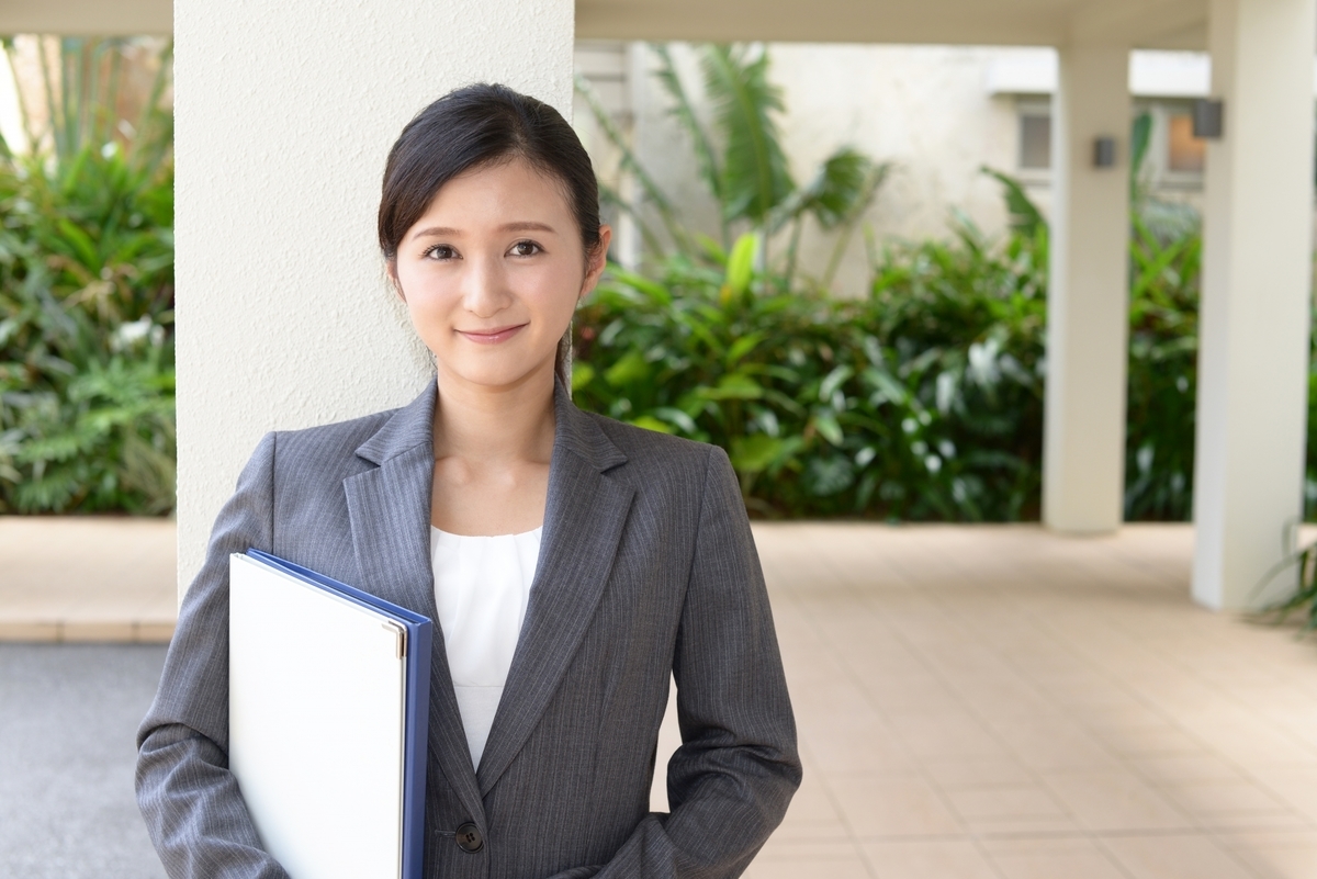 笑顔の女性社員