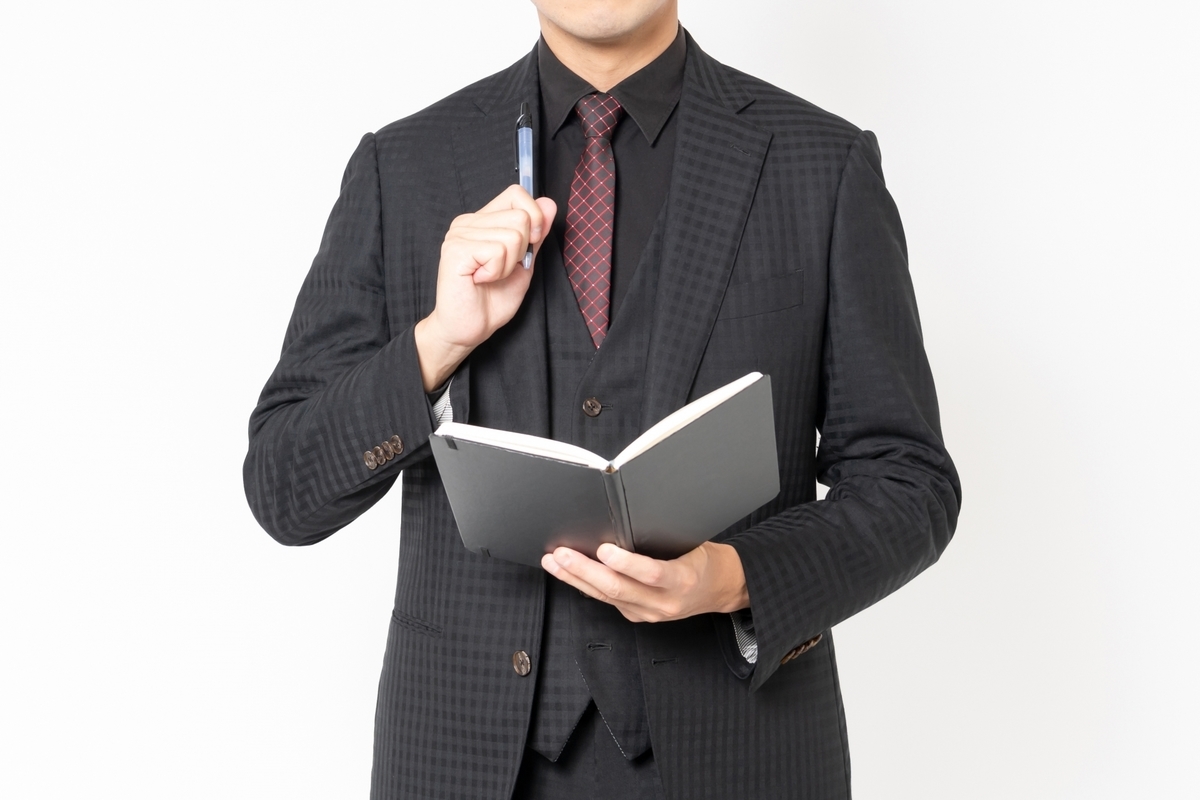 手帳に記入する男性