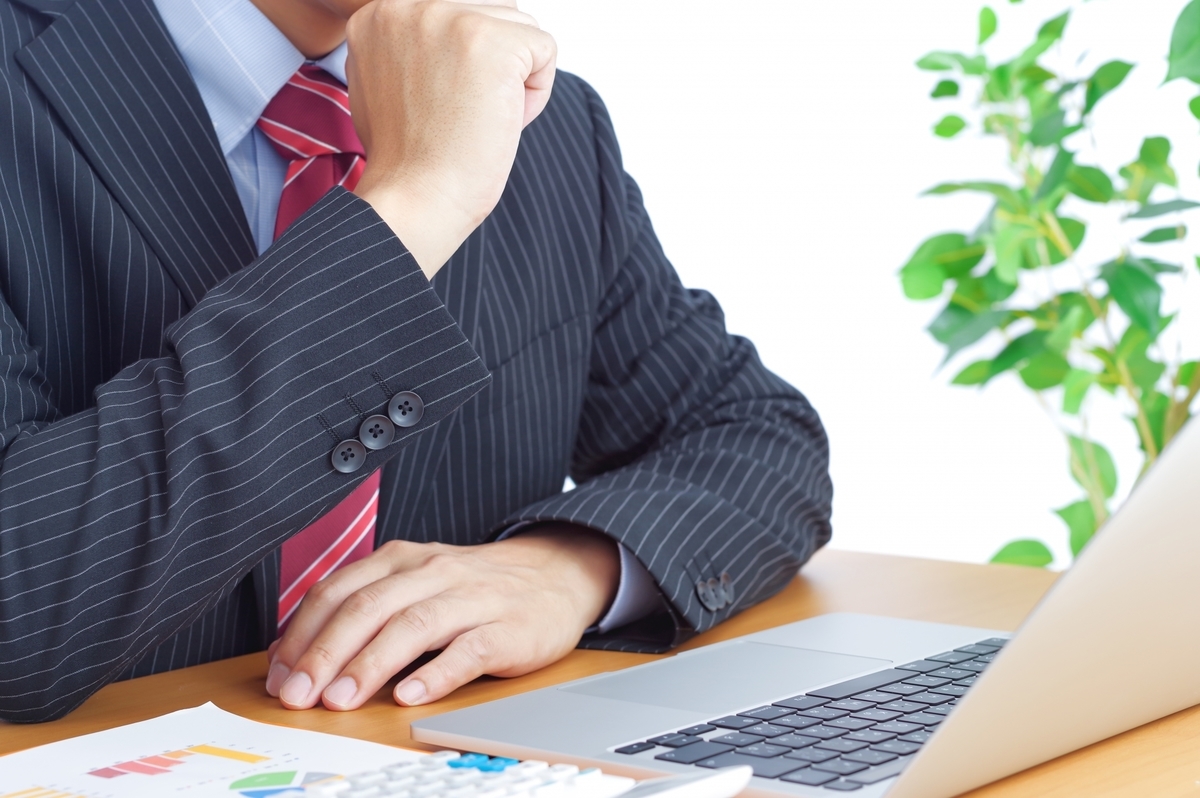 パソコンの前に座る男性