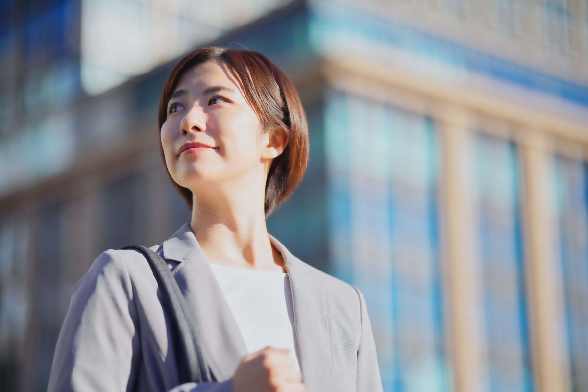 前向きな表情の女性