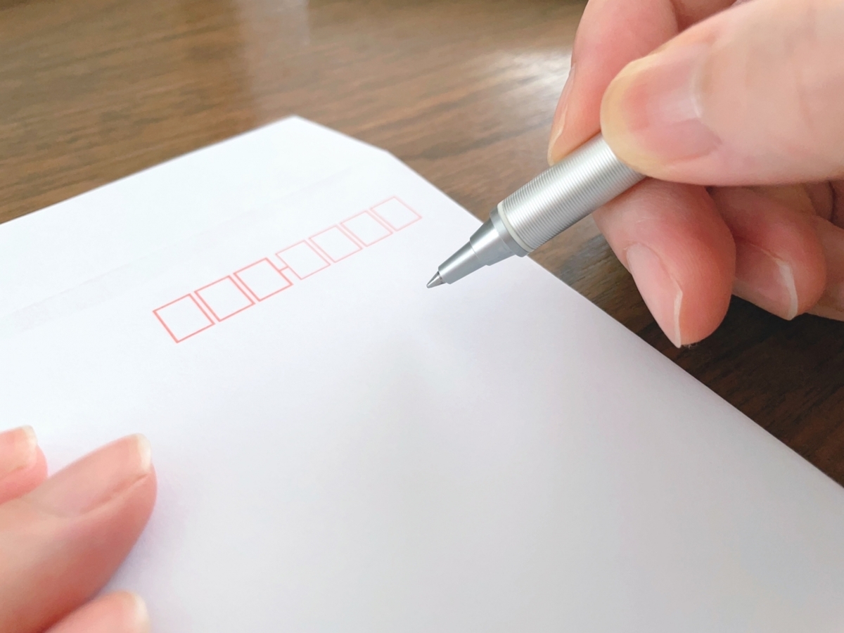 ペンで封筒に書き込む