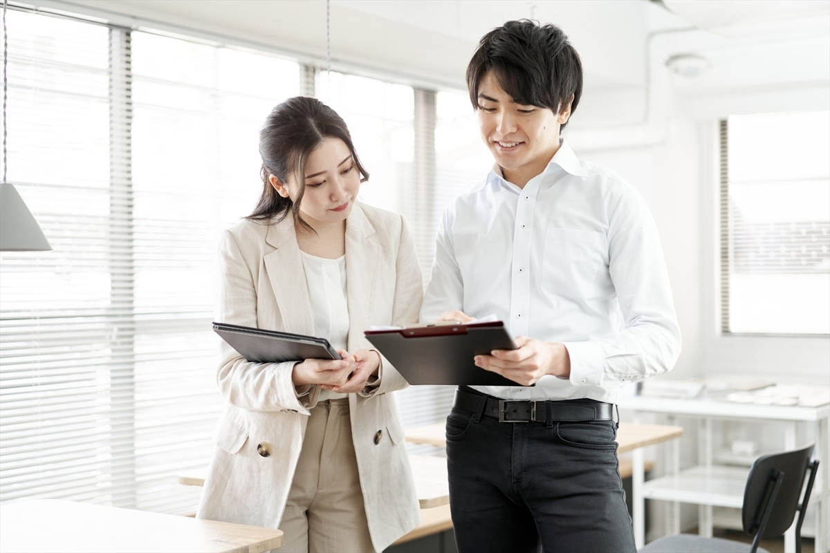情報共有している男女の社員