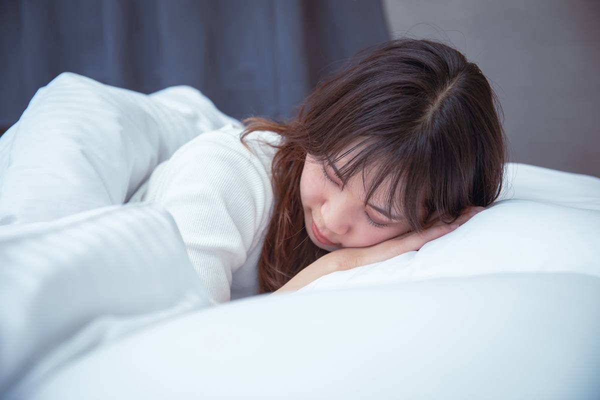 眠っている女性
