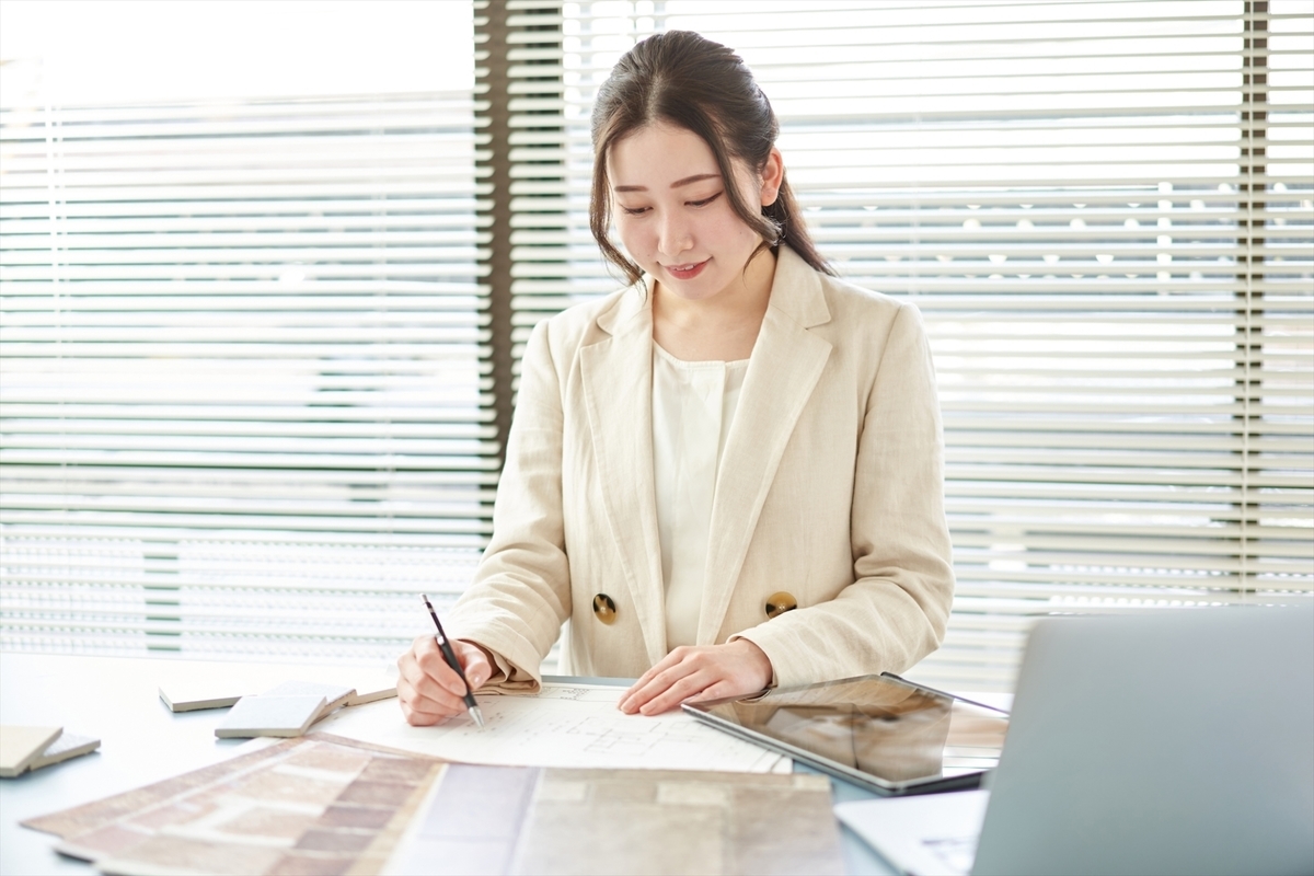 デスクで仕事をする女性
