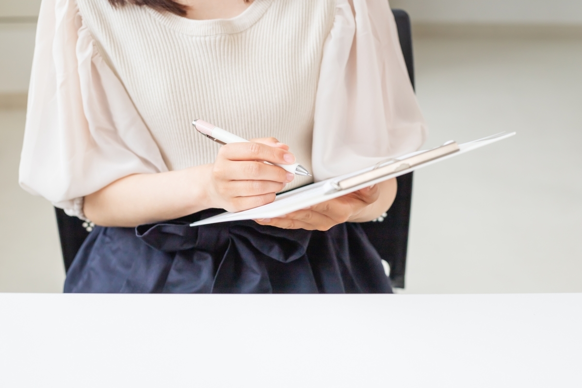 資料に書き込む女性