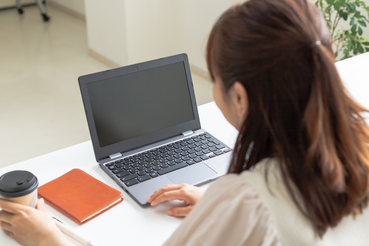 後ろから見た働く女性