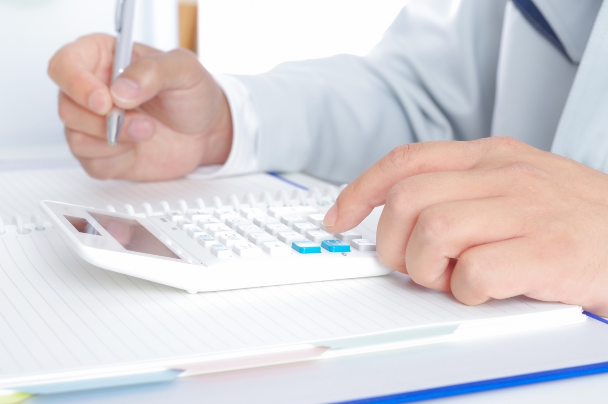 電卓を使用する男性