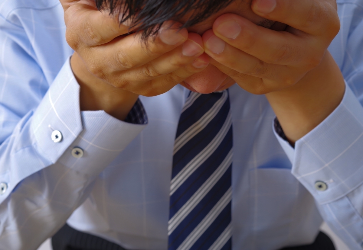 頭を抱える男性