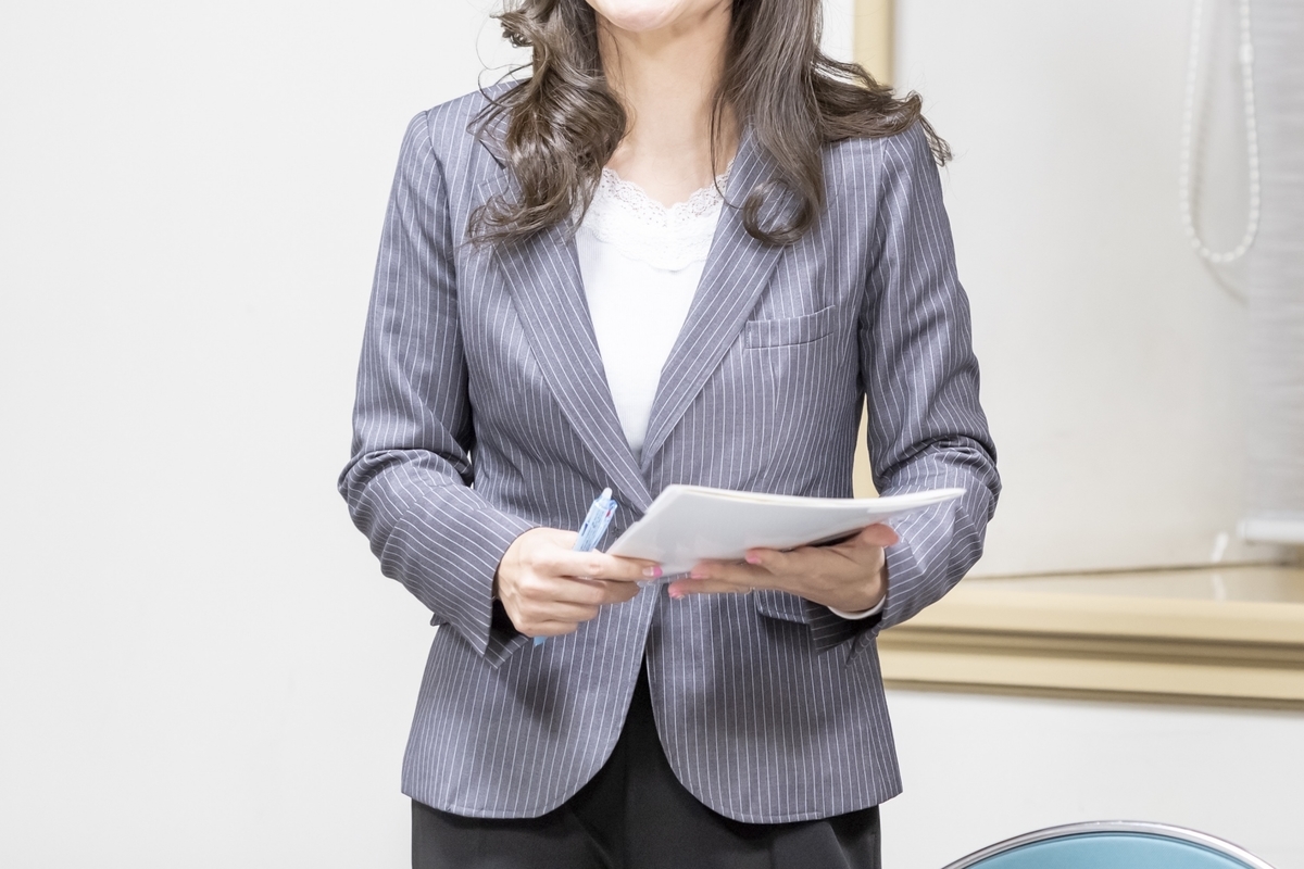 セミナーで話す女性
