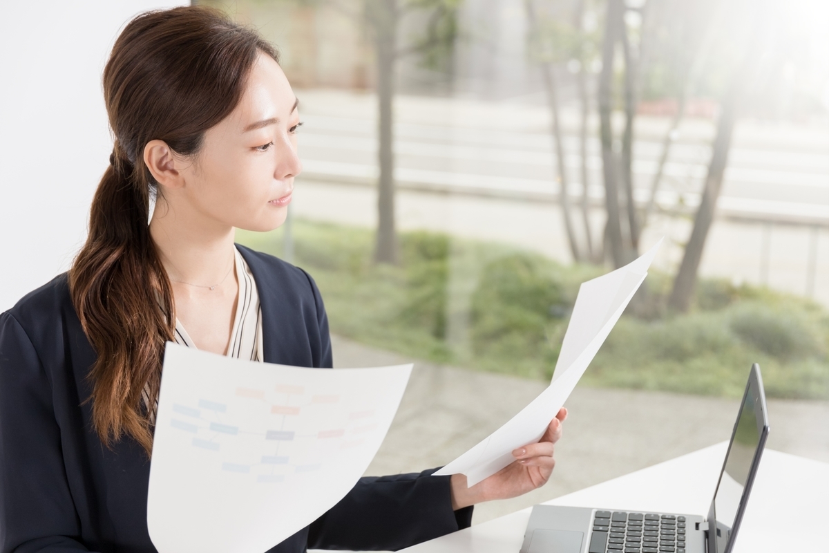 資料をチェックする女性