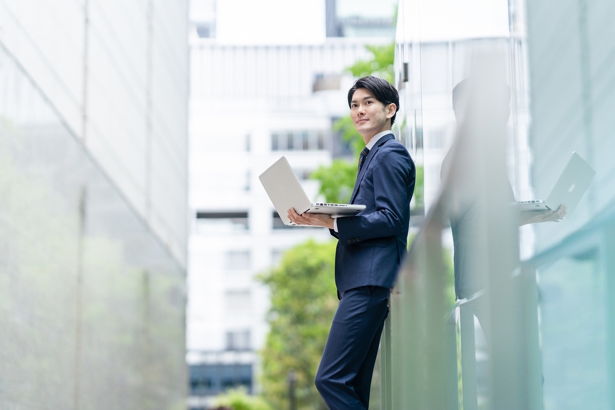パソコンを持っている男性