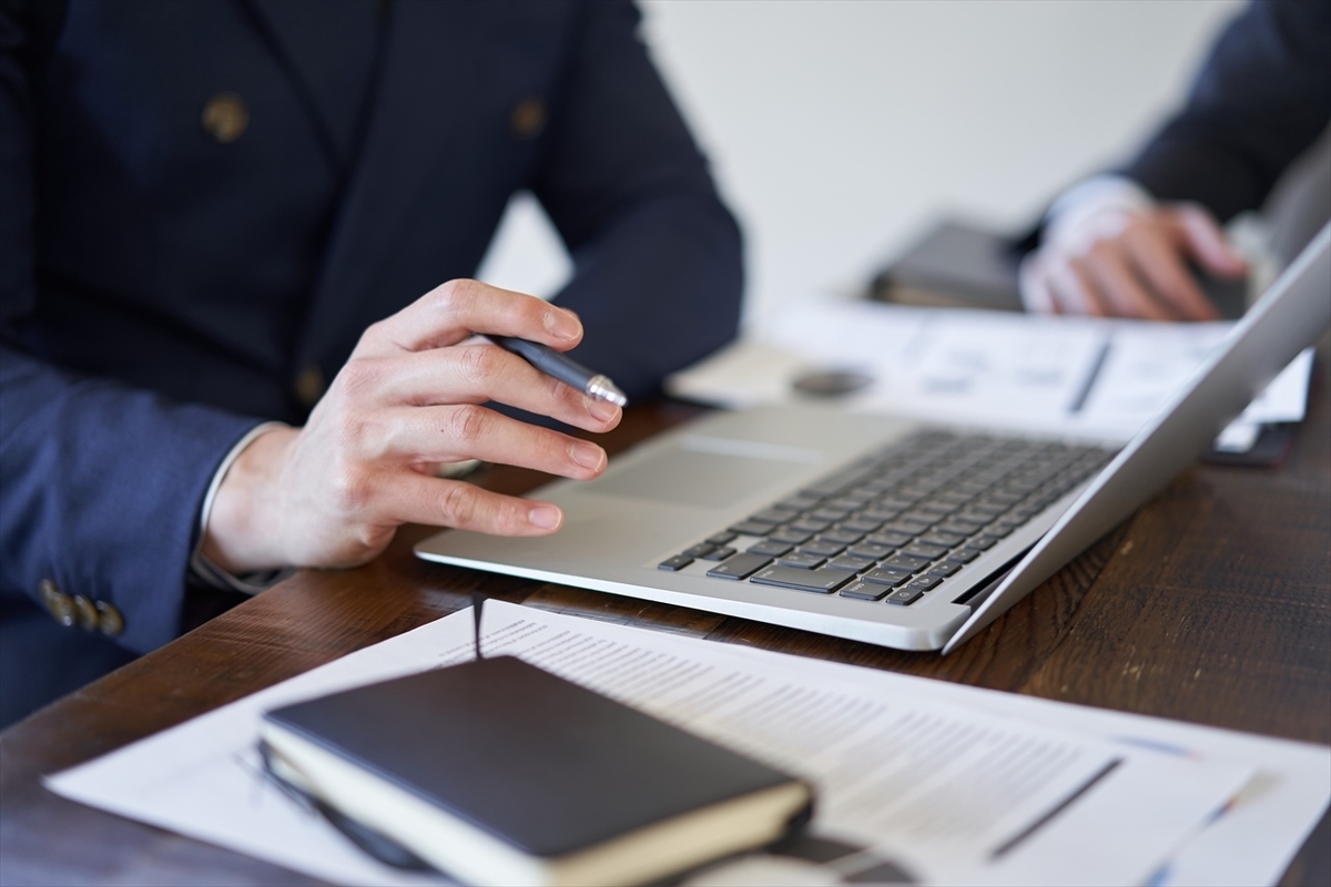 デスクワークをする男性