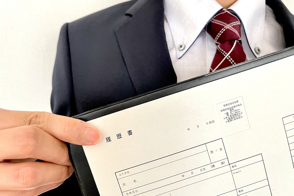 履歴書を見せる男性