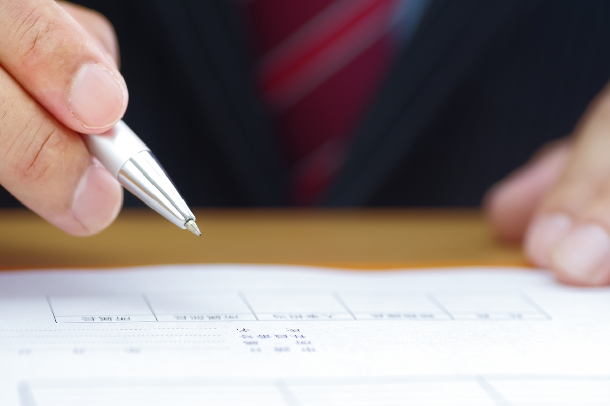 試験を受ける男性