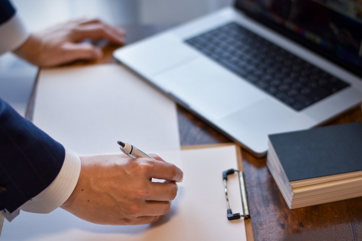 パソコン見ながらメモを取る