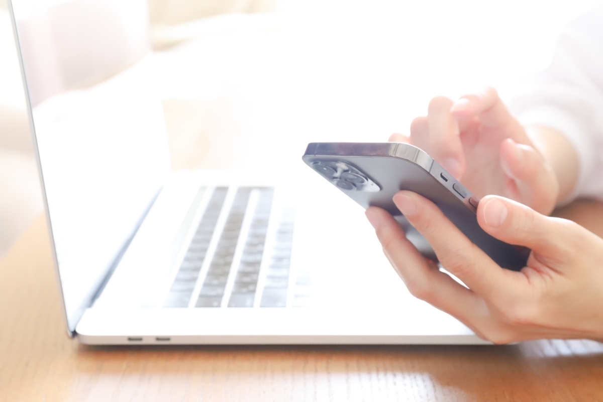 パソコンとスマホで調べ物をする