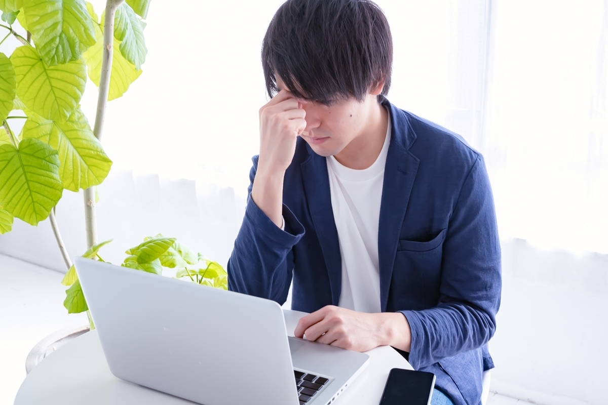 悩む男性