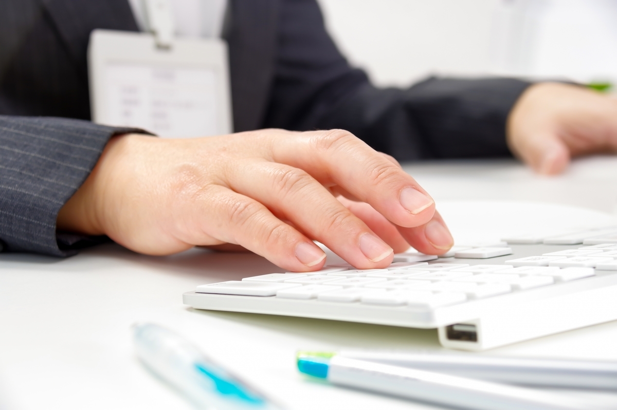 デスクワークをする女性