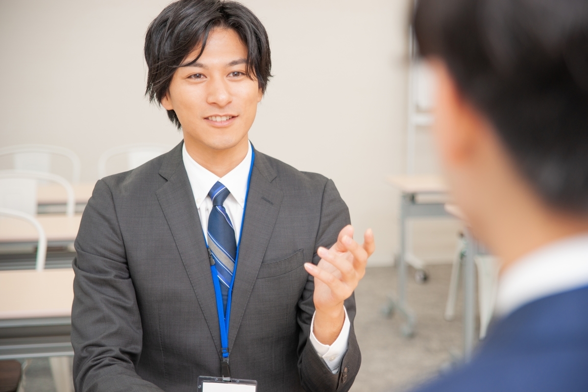 話をする面接官