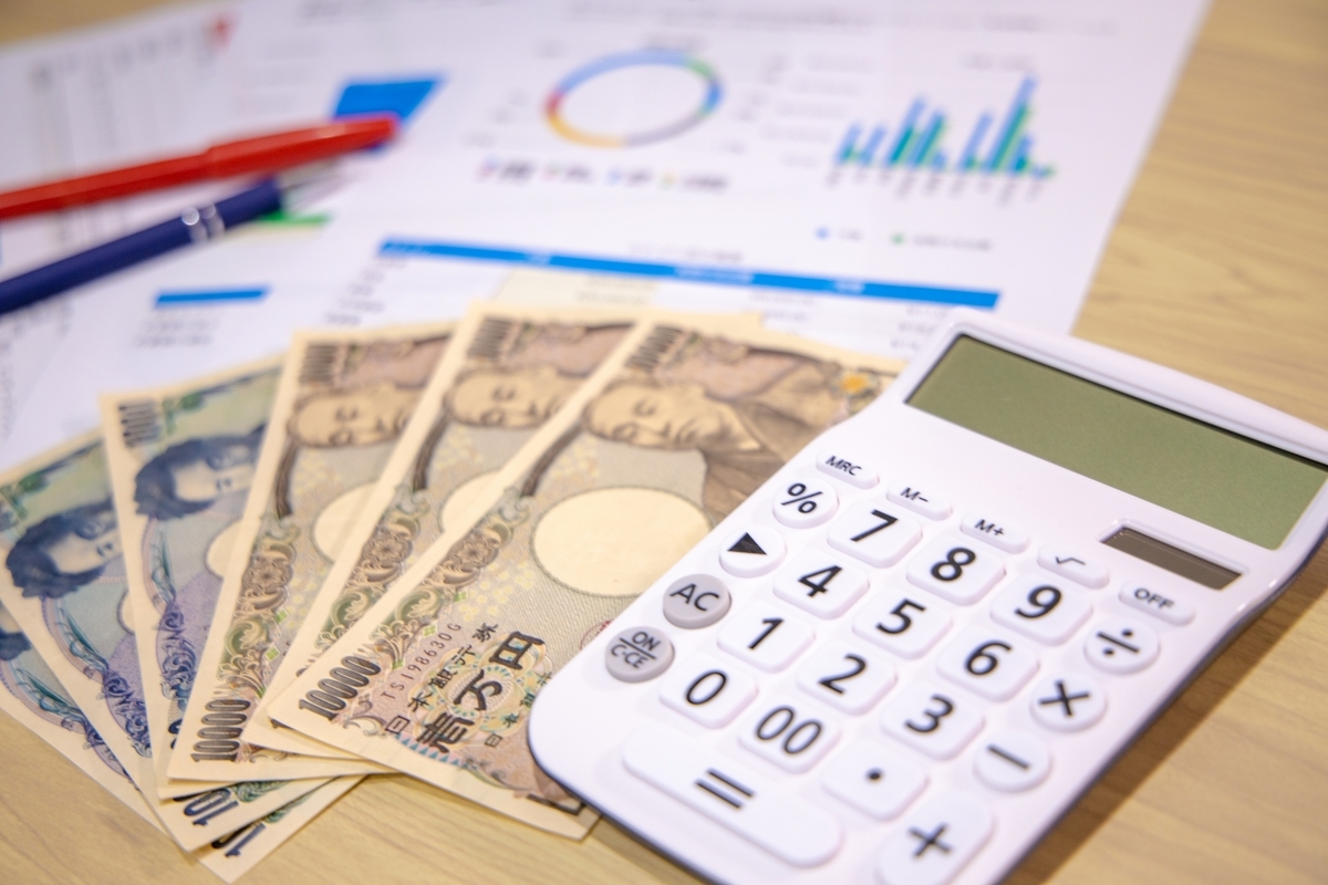 お札と電卓