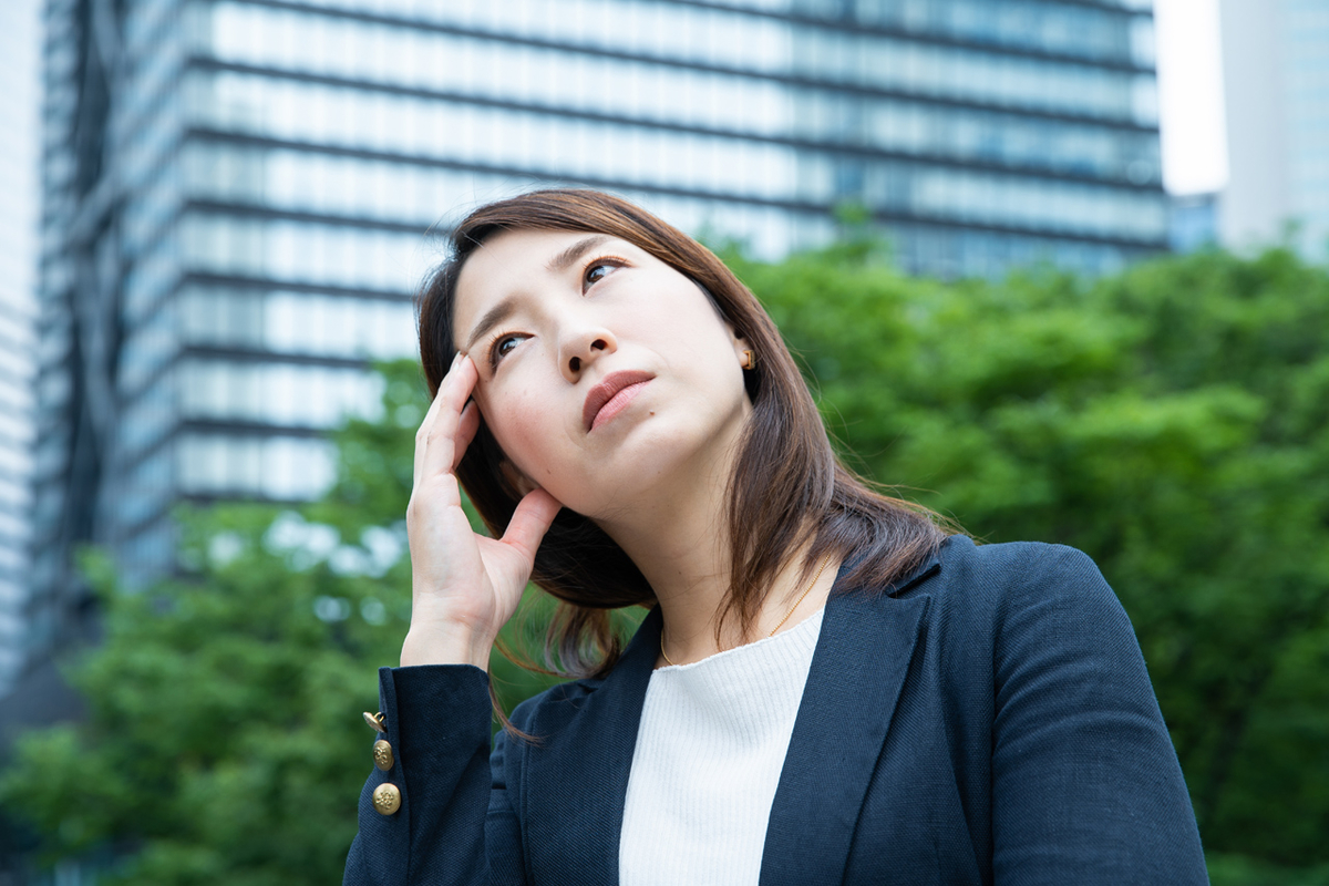 頭をかしげる女性
